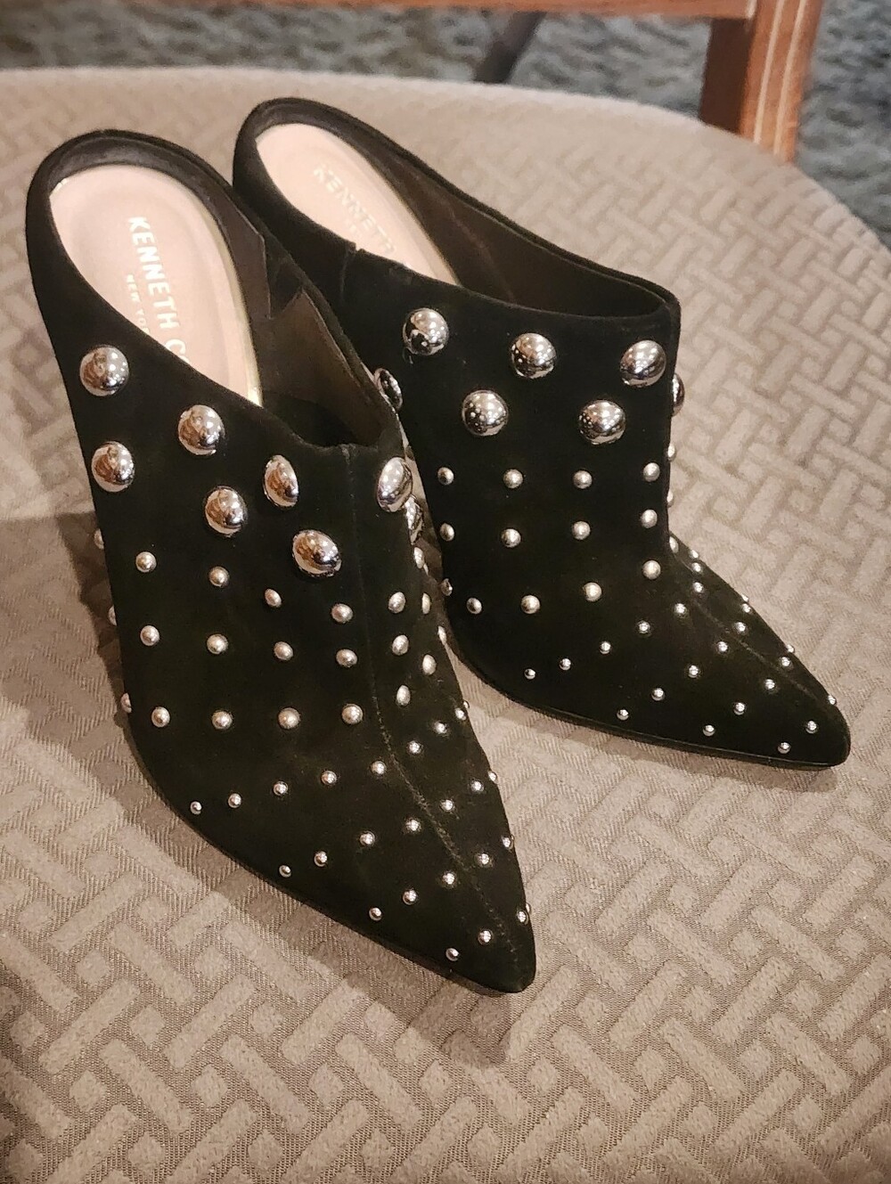 Kenneth Cole Riley 110 Studded Suede Mules Black Size 9 GUC
